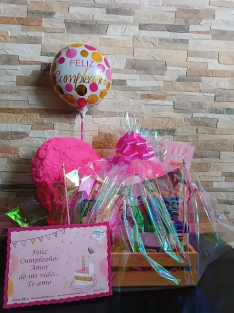 Ancheta de cumpleaños con corazón rosado y globo "Feliz cumpleaños", entrega a domicilio en Soacha