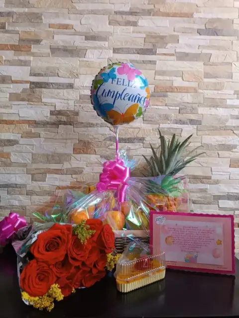 Canasta de frutas con rosas rojas y globo de cumpleaños a domicilio en Soacha