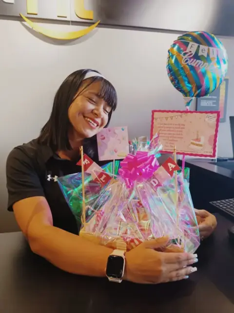 Clienta feliz recibe su desayuno sorpresa de cumpleaños a domicilio en Soacha