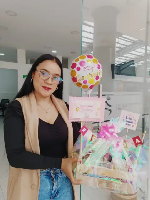 Clienta recibe detalle de cumpleaños en su oficina, entrega de Desayunos & Detalles
