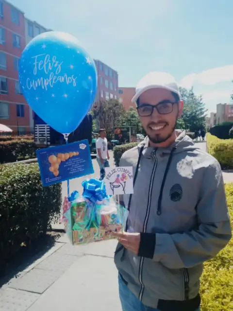 Cliente recibe desayuno sorpresa de cumpleaños para hombre con globo azul en Soacha