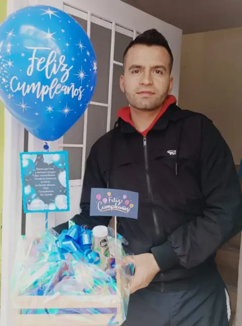 Cumpleañero recibe desayuno sorpresa con globo "Feliz cumpleaños" en Soacha