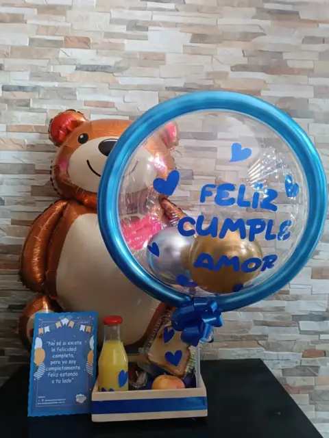 Globo burbuja "Feliz cumple amor" con oso, detalle de cumpleaños para pareja entregado en Soacha