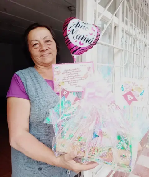 Mamá recibe su desayuno sorpresa con globo "Amo a mamá" en Soacha